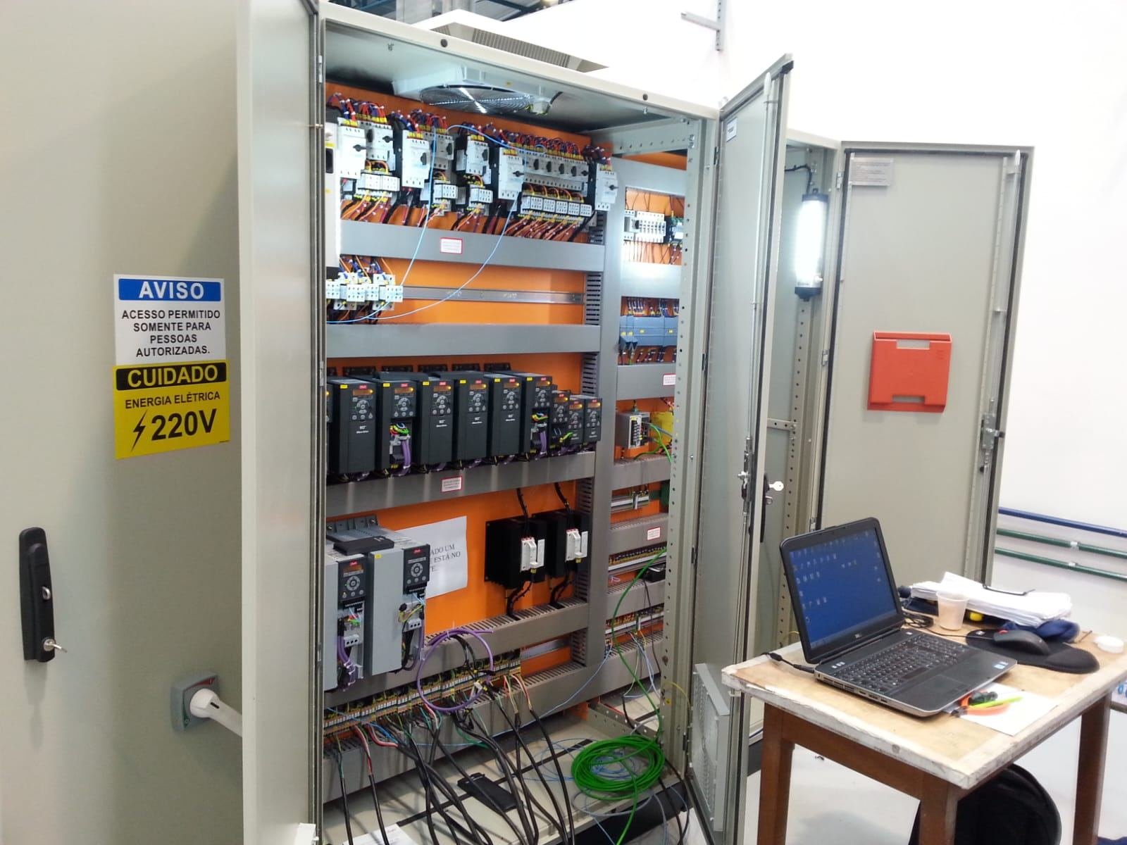 Comissionamento de painel CCM com inversores de frequência em planta industrial pela Maxtec